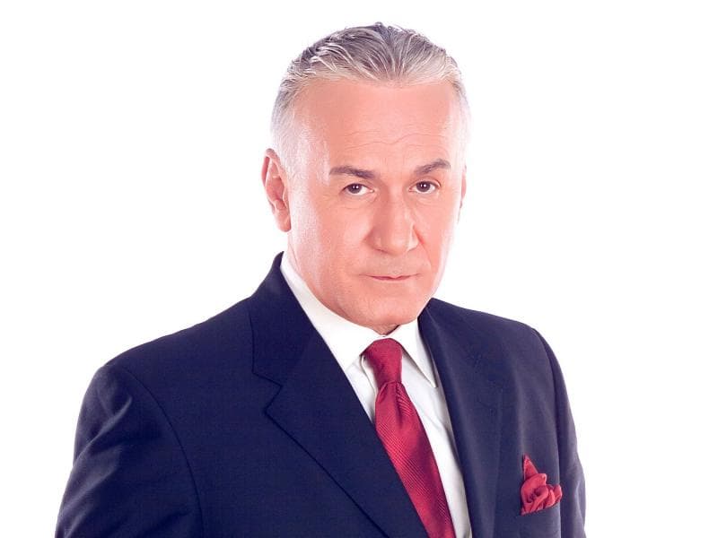 صورة غلاف مقالة عزت أبو عوف يعلن وصية غريبة على خشبة المسرح