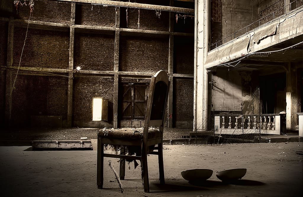 صورة غلاف مقالة في اليوم العالمي للمسرح: يسقط المسرح (الجزء الرابع)