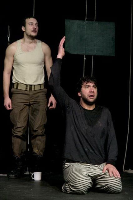 صورة غلاف مقالة مسرحية "المنفردة".. حب الحياة رغم ضيق الوقت