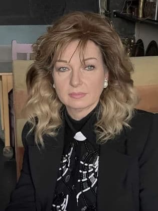 نادين خوري تهاجم النفاق وتختار العزلة