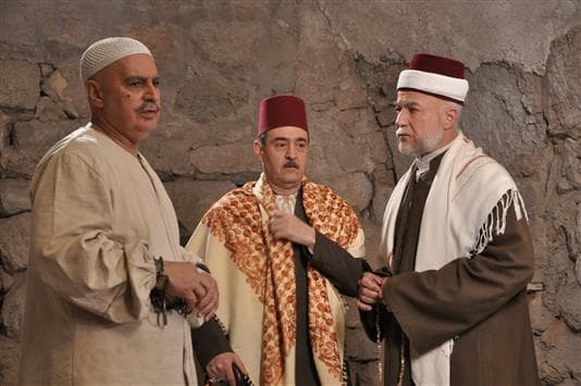 عادل علي وبسام كوسا وعباس النوري في مشهد من العمل