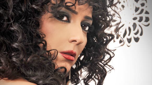 من كلماتها... وغنائها... وإنتاجها الخاص: النجمة أمل عرفة تصوّر "دوّر عَ حالي" في دمشق.