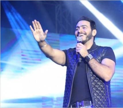 صورة غلاف مقالة تامر حسني يحصل على درع تكريمي ويدعم موهبة جديدة