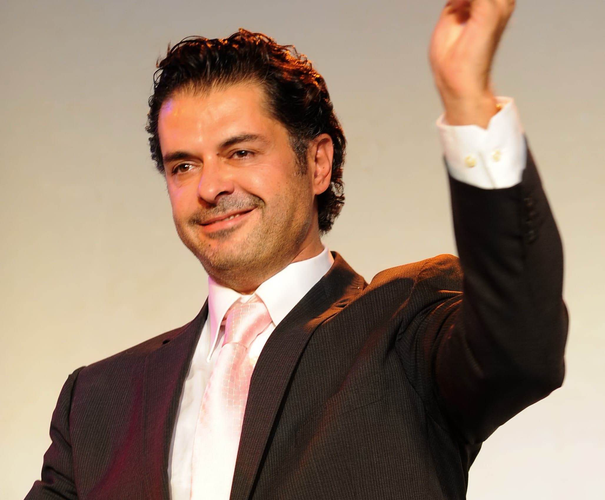 صورة غلاف مقالة راغب علامة يقف على أهم المسارح العالمية