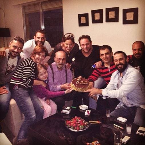 بالصور: فنّان الشعب محاطاً بأبنائه، ومحبيّه، في عيد ميلاده الخامس والثمانين