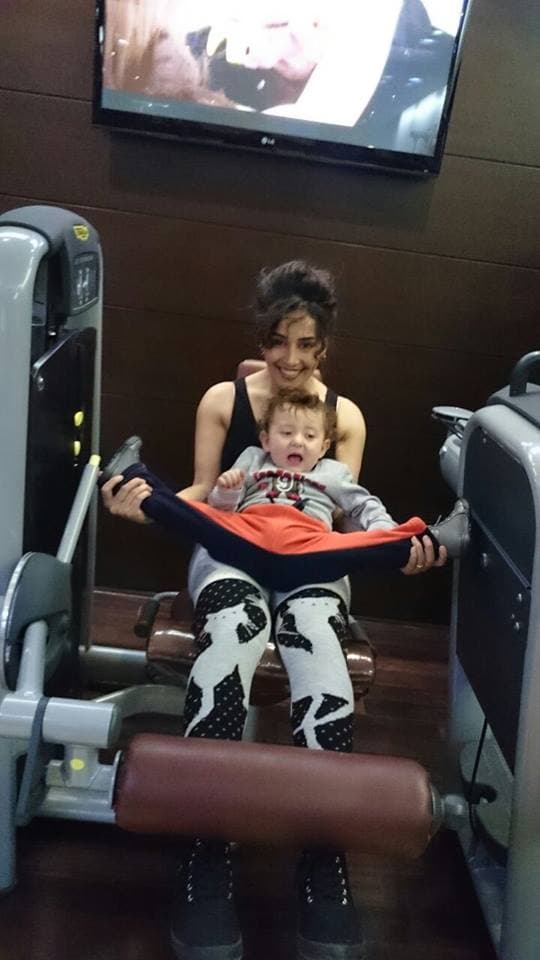 بالصور كندا حنا تمارس التمارين الرياضية مع طفلها