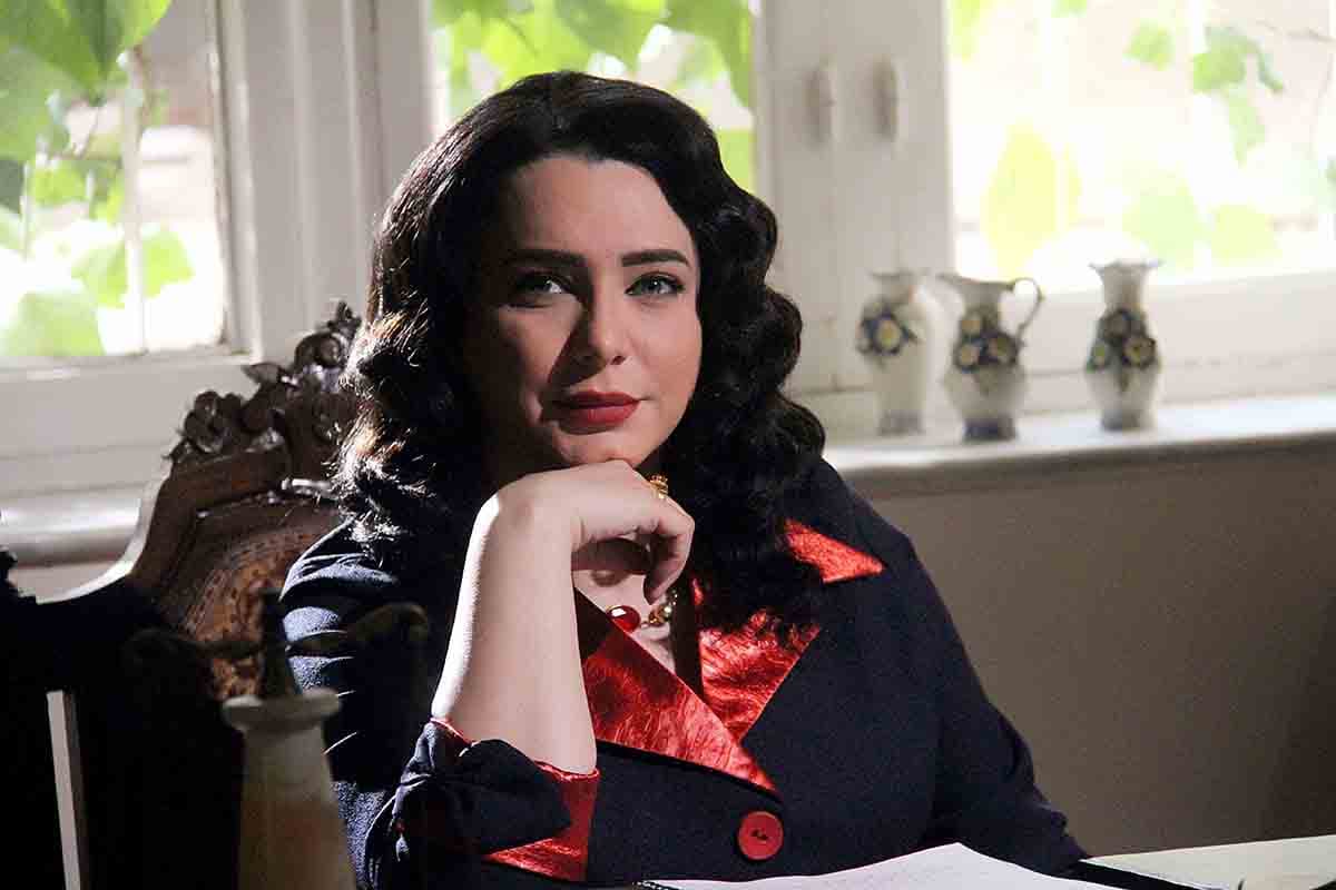 سلاف فواخرجي تفتح باب الحارة ل رنا الأبيض