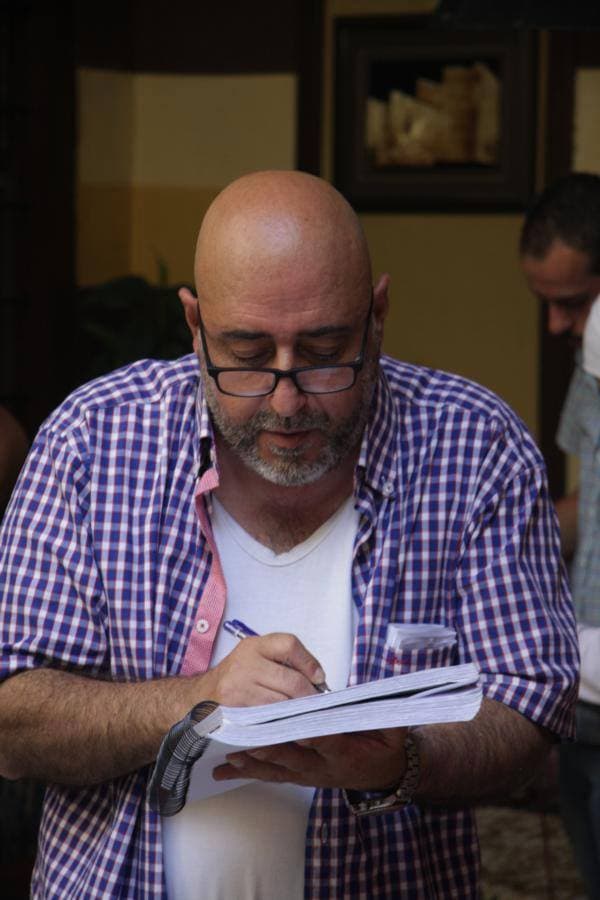 أحمد إبراهيم أحمد يدير كاميرته باتجاه "جدار هش"