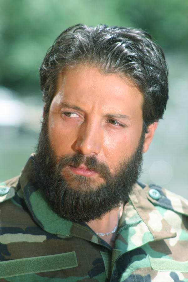 محمد الأحمد جندي يعيش علاقات معقدة