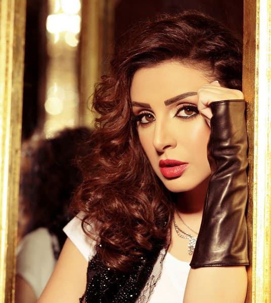 صورة غلاف مقالة أنغام تنقل جمهورها إلى عالم الرومانسية