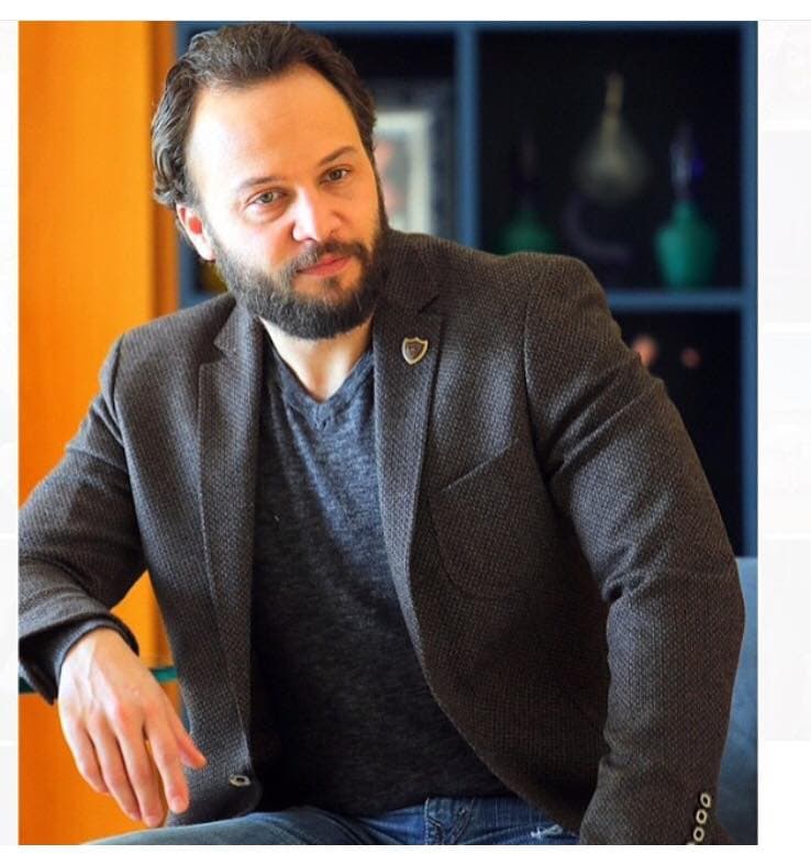 مكسيم خليل يختبر مواقف سياسية مناقضة لتوجهاته ويحب سيرين مجدداً