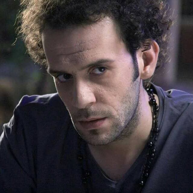 كرم الشعراني يتجاوز عقدة خجله دفاعاً عن حبه