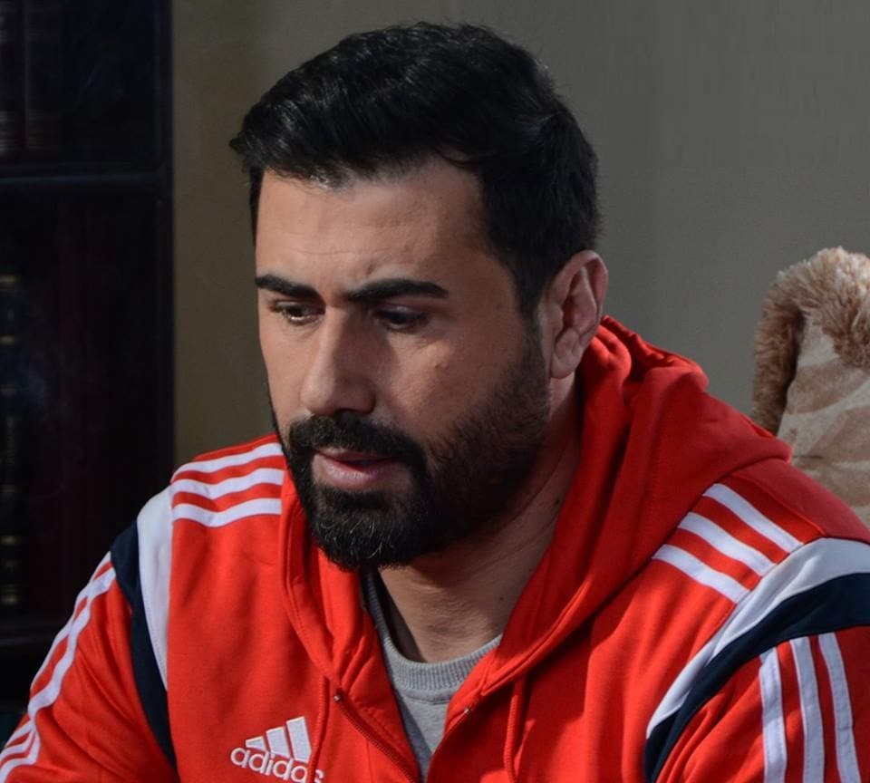 خالد القيش أمام كاميرا فهد ميري قبل المنافسة في "أحمر"