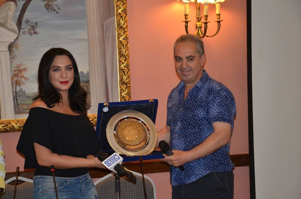 بالصور: فواخرجي تستلم درة مهرجان الإسكندرية