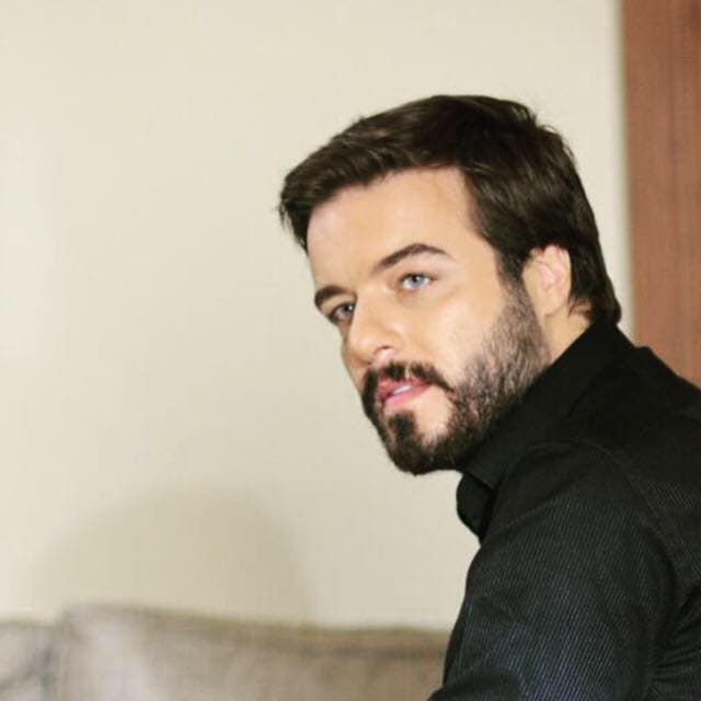 عامر علي عاشق متخفٍّ في الدراما و يجسد "الحسين" على المسرح