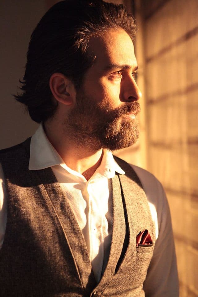 بالصور: تعرفوا على إطلالات محمود نصر لهذا العام