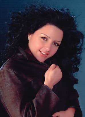 رنا جمول حافية على خشبة المسرح .. وتعيش صراعاً ب "أحمر"