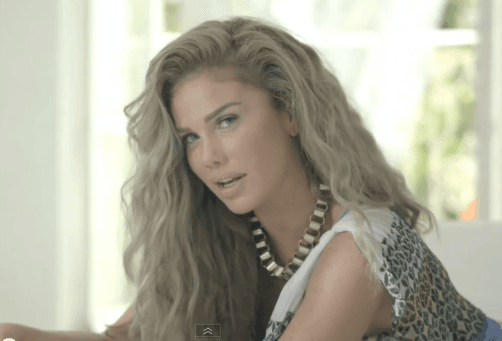 صورة غلاف مقالة نيكول سابا تمزج الغناء مع التمثيل في " ما بقا تدقلي"