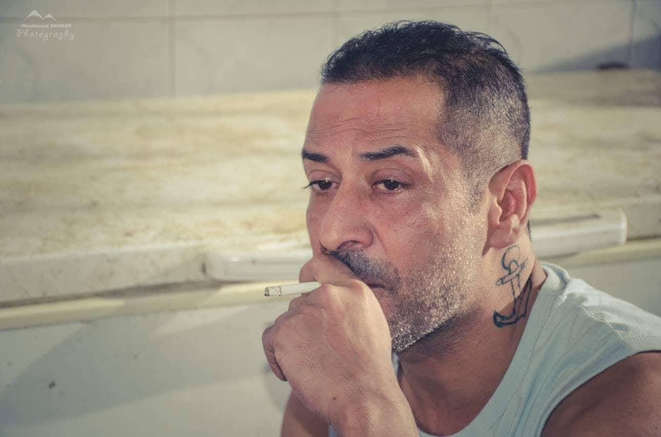 صورة غلاف مقالة عبد المنعم عمايري بائع سمك على شاطئ اللاذقية