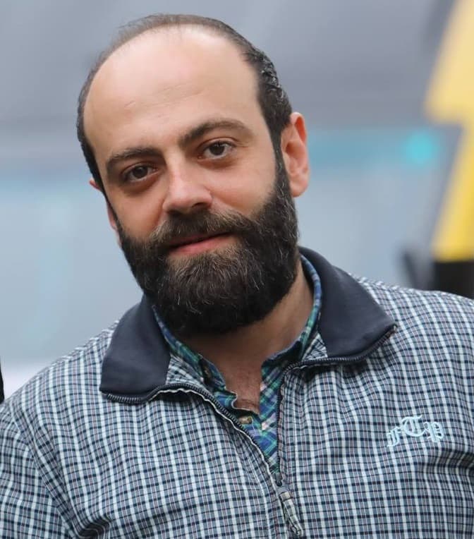 صورة غلاف مقالة "ورد أسود" يبدأ من سوريا وينتهي في الجزائر