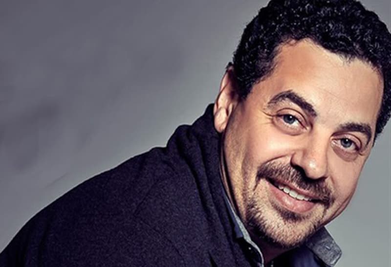 صورة غلاف مقالة طارق العريان يكشف حقيقة توقف فيلم عمرو دياب