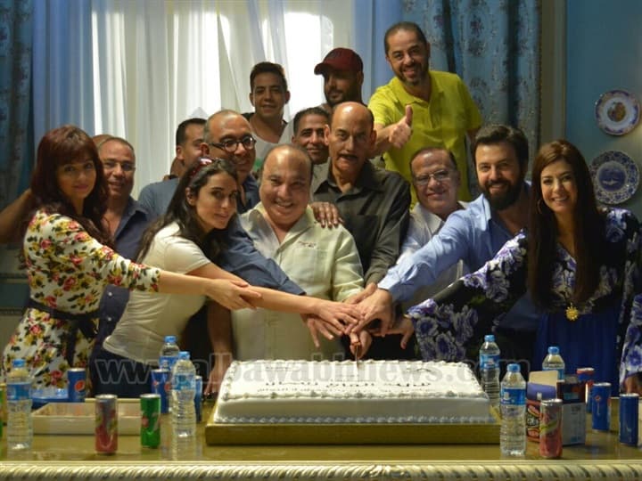 تيم حسن يحتفل مع "عائلة الحاج نعمان"