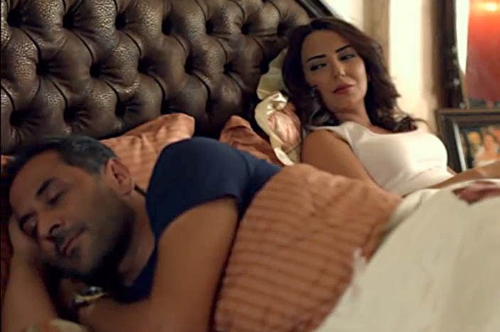 نظرة فابتسامة... أمل عرفة تغنّي للحب الذي كان