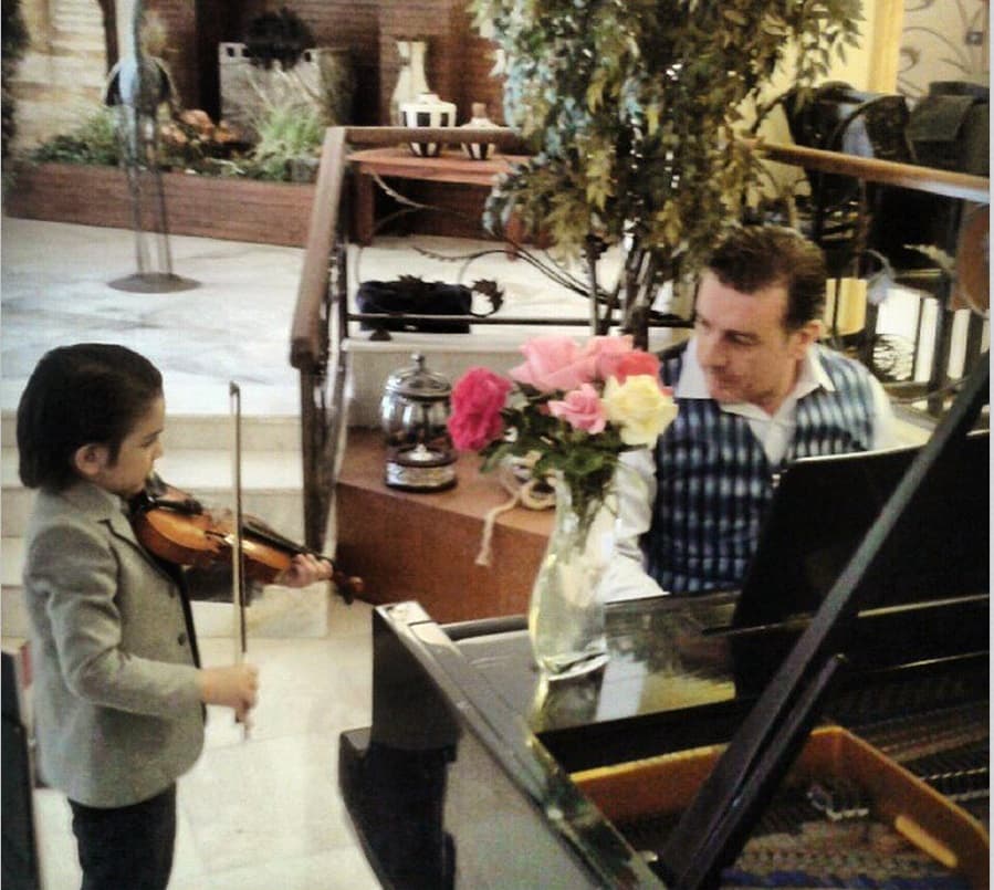 الطفل علي رمضان في أحضان إمرأة من رماد