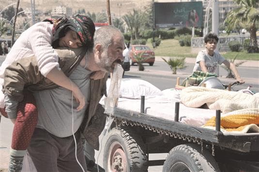 «الرابعة بتوقيت الفردوس» لمحمد عبد العزيز.. ألبوم العائلة السورية المنكوبة