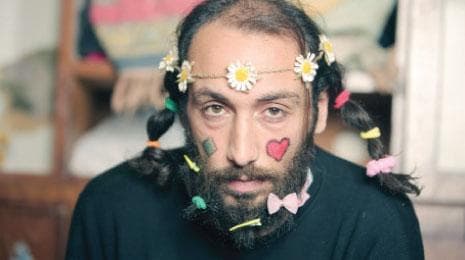 سيمون صفية... حياتنا «علبة سردين»