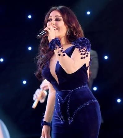 صورة غلاف مقالة سارة الهاني بإطلالة ملكية على مسرح أبو ظبي