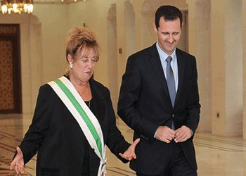 صورة غلاف مقالة منى واصف بشهادة السيد الرئيس بشار الأسد.. سفيرة فوق العادة