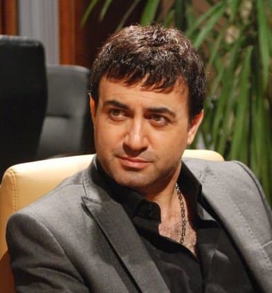 صورة غلاف مقالة فراس إبراهيم يجهز لمحمود درويش