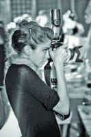 صورة غلاف مقالة المصوّرات الصحافيات السوريّات«أخوات الرجال»!