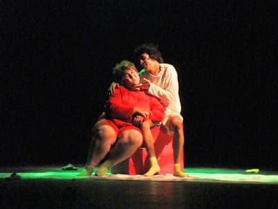 صورة غلاف مقالة "أخطاء حمراء" في مهرجان الشام المسرحي!!