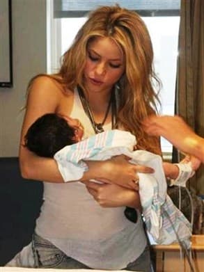 صورة غلاف مقالة شاكيرا: الرضاعة تجربة رائعة.. سأرضع ابني حتى يذهب إلى الجامعة