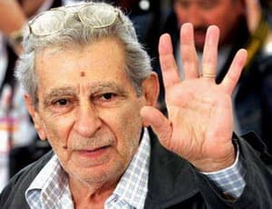 صورة غلاف مقالة يوسف شاهين في أحد الشوارع الفرنسية