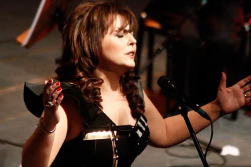 صورة غلاف مقالة ميادة بسيليس تغني شارة "حدث في دمشق