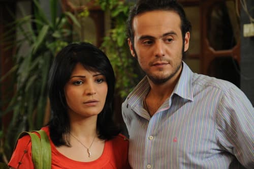 صورة غلاف مقالة نجدت أنزور ينهي تصوير أربع ثلاثيات من "تحت سماء الوطن" ويبدأ بأربع أخرى