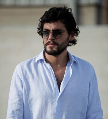 صورة غلاف مقالة سامر اسماعيل: "أرغب بالمشاركة بعمل معاصر"، و"بعد انتهاء الأزمة سنعود بشكل مختلف"