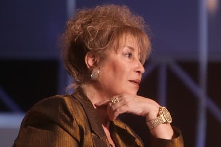 صورة غلاف مقالة منى واصف... أفضل ممثلة في استفتاء "بوسطة":"بدّي ضل عيش، ومثّل بالشام"