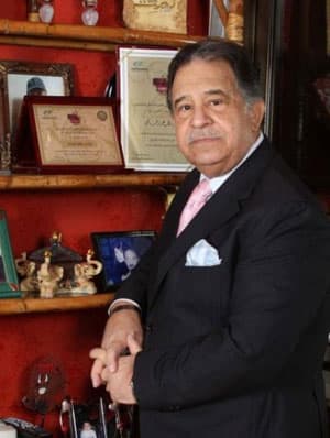 صورة غلاف مقالة مظهر الحكيم مكرماً في "بيروت"