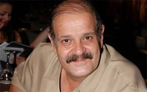 صورة غلاف مقالة حشرية حسن دكاك تبعد عادل إمام من فندقه