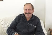 صورة غلاف مقالة بشار إسماعيل: أعتقد أن مسيلمة الكذاب مرتاح في قبره لأن "الجزيرة" أكثر كذباً