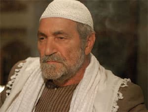 صورة غلاف مقالة طلحت حمدي ل «الوطن»: ندير ظهرنا للقضايا الكبرى.. وتنشغل درامانا بطق الحنك