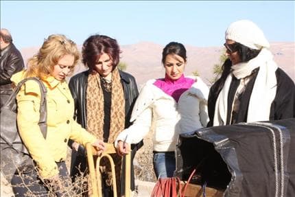 صورة غلاف مقالة بنات العيلة الظروف القاسية تصنع عملاً صعباً...حالات إنسانية تضج بالسوداوية والحيوية