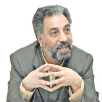 صورة غلاف مقالة هشام كفارنة : المسرح لا يحتاج إلى سفح ماء الوجه كالدراما التلفزيونية