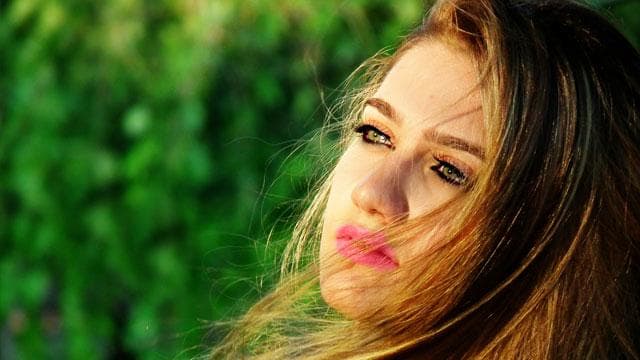 صورة غلاف مقالة منى واصف منحتني الراحة...قمر النجار ل«الوطن»: لا أميل إلى أدوار الإغراء وجمالي ساعدني للدخول إلى عالم الفن