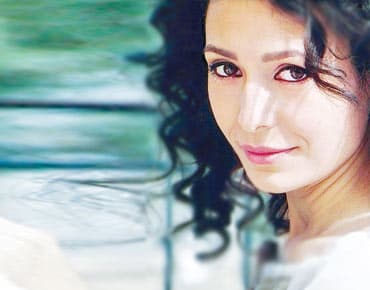 صورة غلاف مقالة رنا كرم: الوسط الفني يخيفني كثيراً