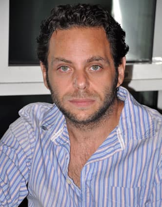 صورة غلاف مقالة سيف الدين سبيعي إلى بيروت لأجل كارلوس عازار وماغي أبو غصن